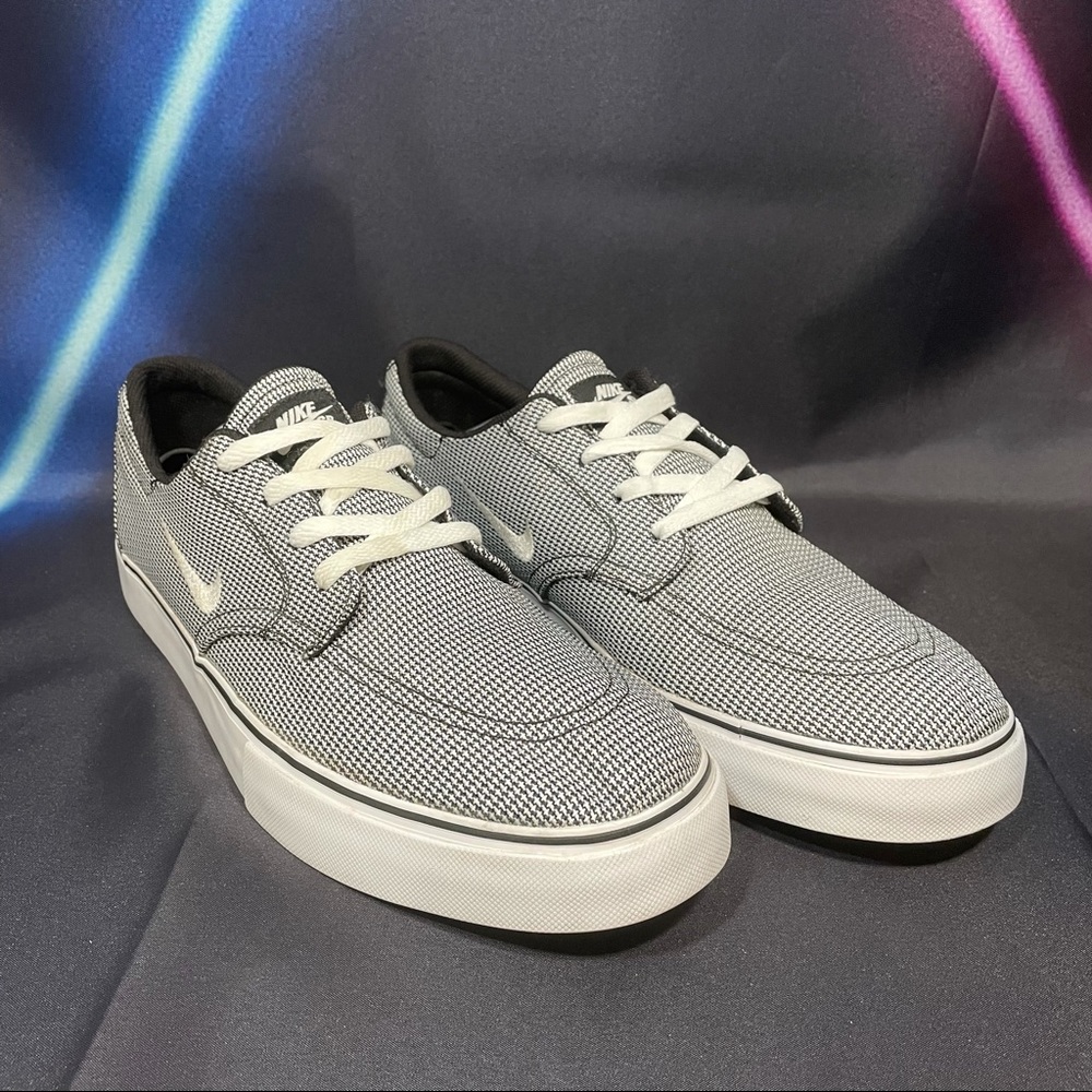 Nike Men’s Gray Canvas Skate Sneakers